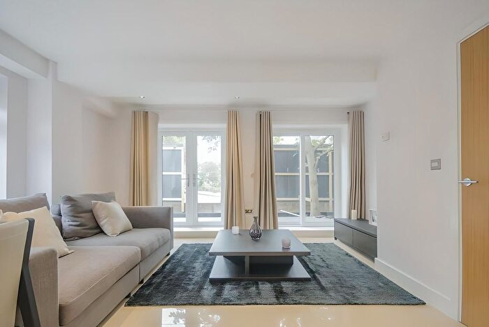 2 Bedroom Flat To Rent In - Coombe Road, New Malden, Greater London, KT3