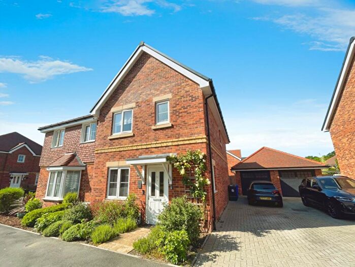 3 Bedroom Semi-Detached House For Sale In Wright Avenue, Blackwater, GU17