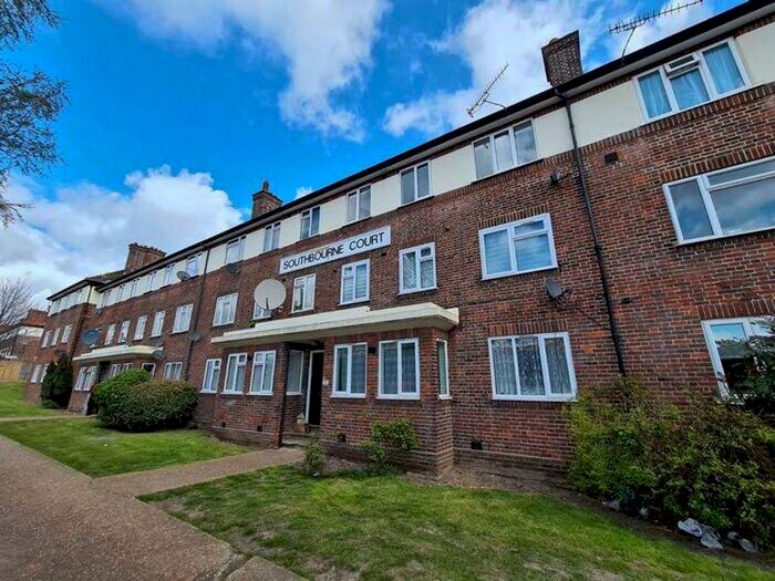 3 Bedroom Flat To Rent In The Hyde, London, NW9
