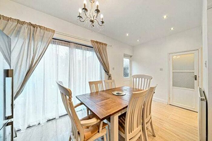 3 Bedroom End Of Terrace House For Sale In Pollards Hill South, London, SW16