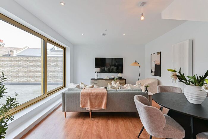 2 Bedroom Flat For Sale In Carpenters Mews, Wandsworth, London, SW17