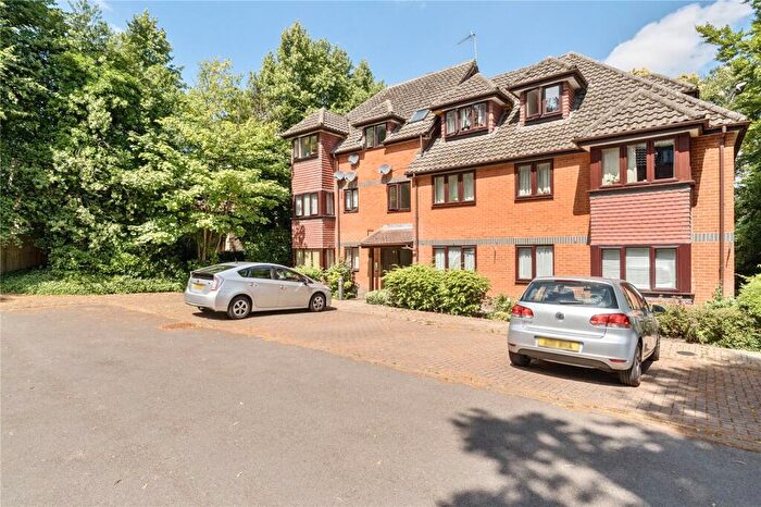 2 Bedroom Apartment For Sale In Crowthorne Road, Bracknell, Berkshire, RG12