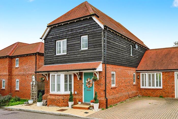 3 Bedroom Link Detached House For Sale In Oakhill Close, Hemel Hempstead, HP2