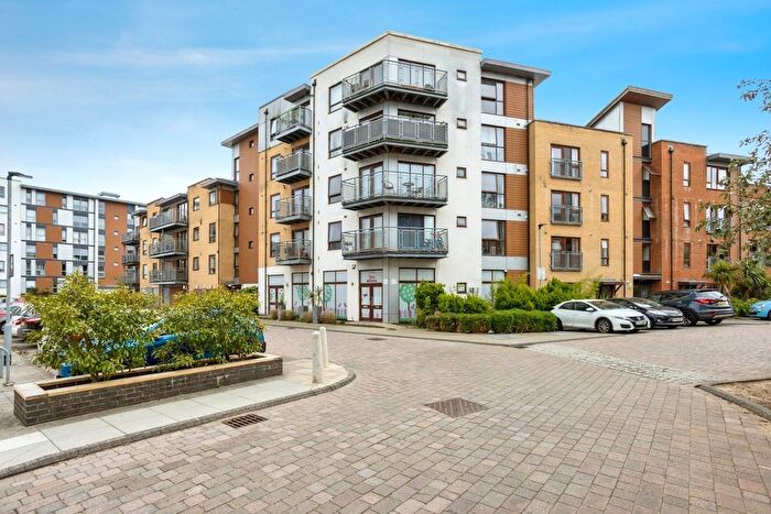 2 Bedroom Flat For Sale In Commonwealth Drive, Crawley, West Sussex, RH10