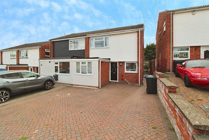 3 Bedroom Semi-Detached House For Sale In Barrington Road, Bilton, Rugby, CV22