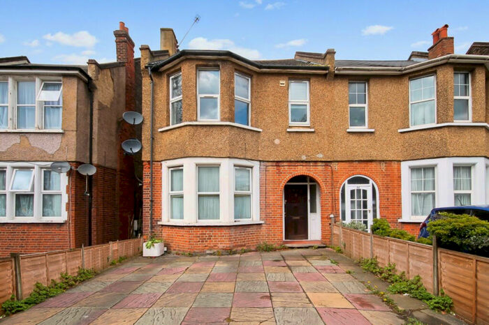 3 Bedroom Flat To Rent In Pinner Road, Harrow, Greater London, HA1