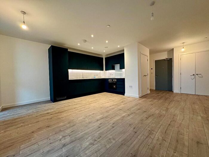 3 Bedroom Flat To Rent In New Kent Road, Elephant Amp; Castle, London, SE1