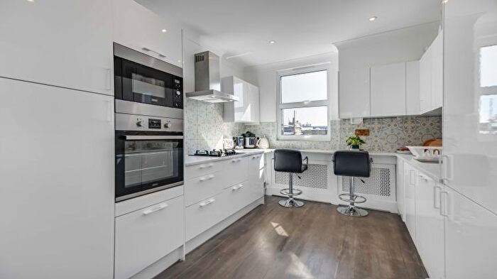 3 Bedroom Flat To Rent In Radipole Road, London, SW6