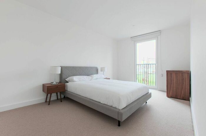 3 Bedroom Flat To Rent In Duke Of Wellington Avenue, Woolwich, London, SE18