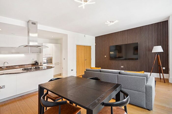 3 Bedroom Flat To Rent In Nevern Square, Earls Court, SW5