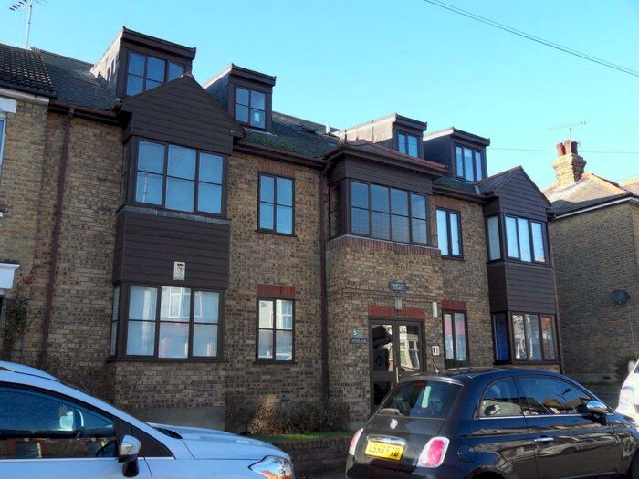 1 Bedroom Flat To Rent In Hampton Court- Leigh On Sea, SS9