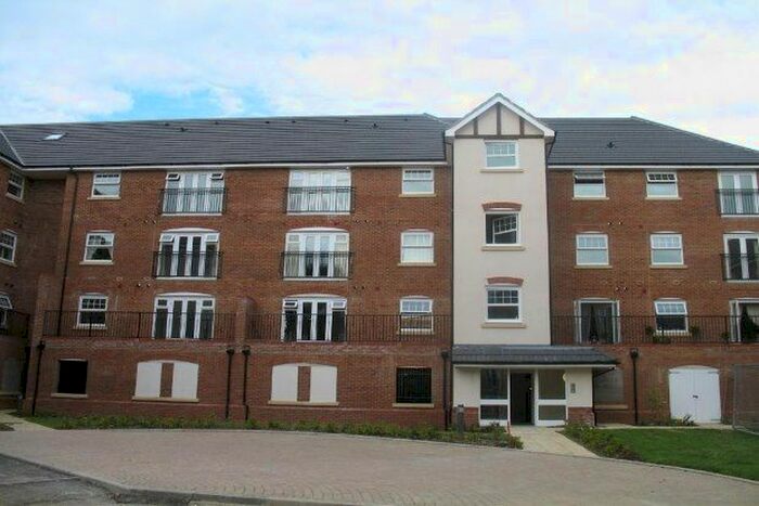 2 Bedroom Flat To Rent In Woodfield Road, Crawley, RH10