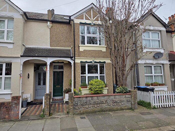 4 Bedroom End Of Terrace House For Sale In Kynaston Road, Enfield, EN2