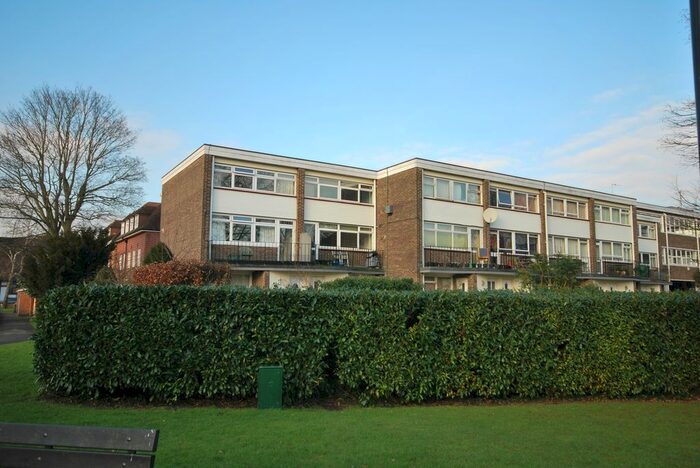 2 Bedroom Flat To Rent In Weyside, South Street, Farnham, Surrey, GU9