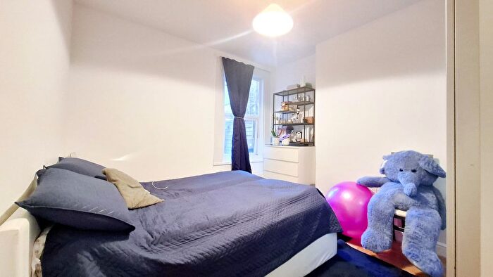 2 Bedroom Flat To Rent In Deacon Road, London, NW2