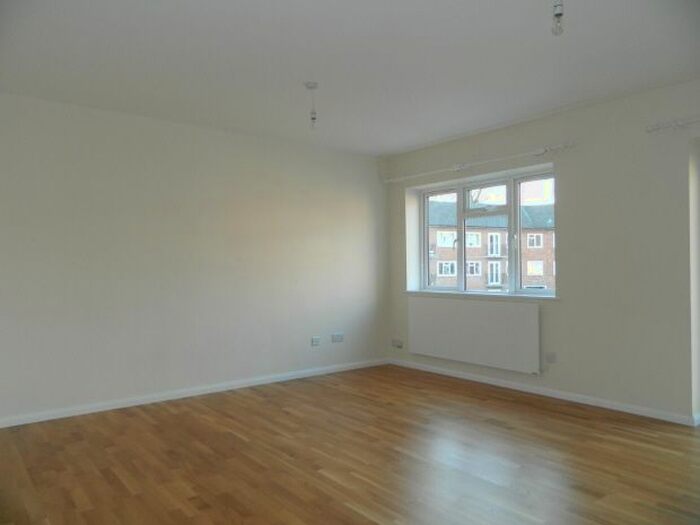 2 Bedroom Flat To Rent In Bishopric, Horsham, RH12