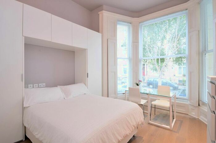 2 Bedroom Flat To Rent In Longridge Road, Earls Court, London, SW5