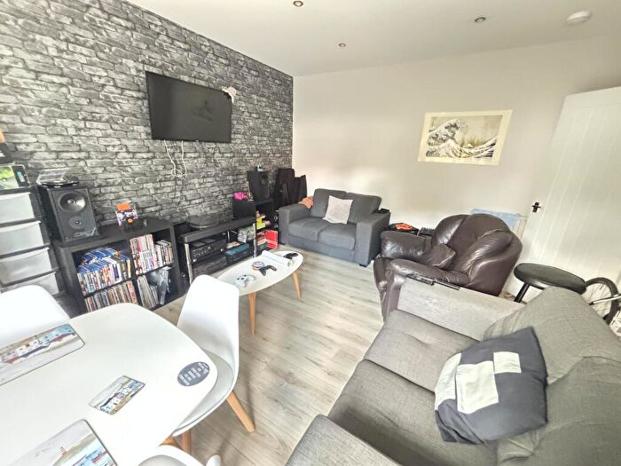 4 Bedroom House To Rent In Ash Road, Leeds, LS6