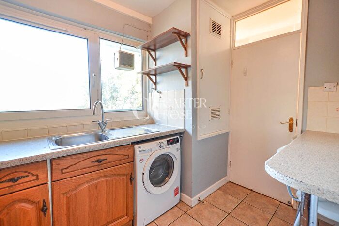 3 Bedroom Flat To Rent In St. James's Crescent, London, SW9