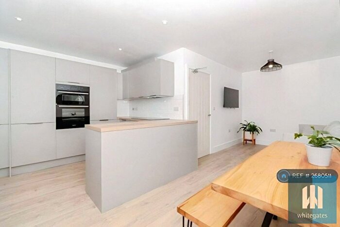 6 Bedroom Semi Detached House To Rent In Bellcote Drive, Moldgreen, Huddersfield, HD5