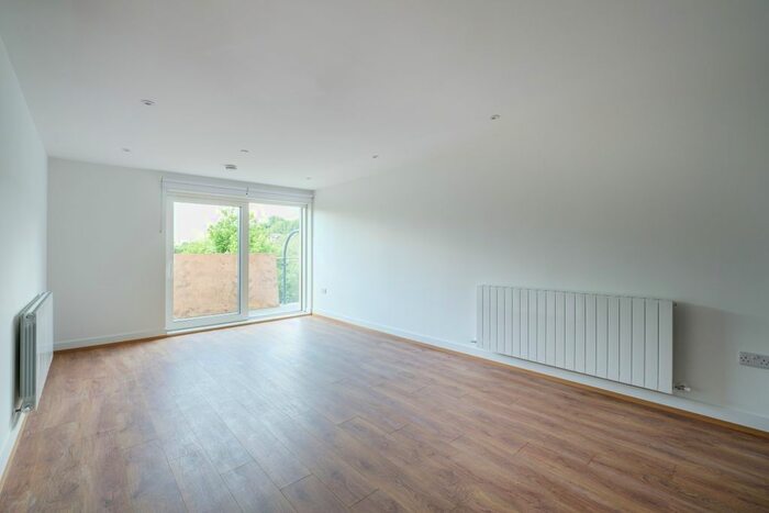 2 Bedroom Flat To Rent In Well Farm Road, Whyteleafe, CR3