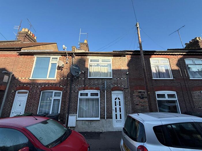 2 Bedroom Terraced House To Rent In Hibbert Street, Luton, LU1