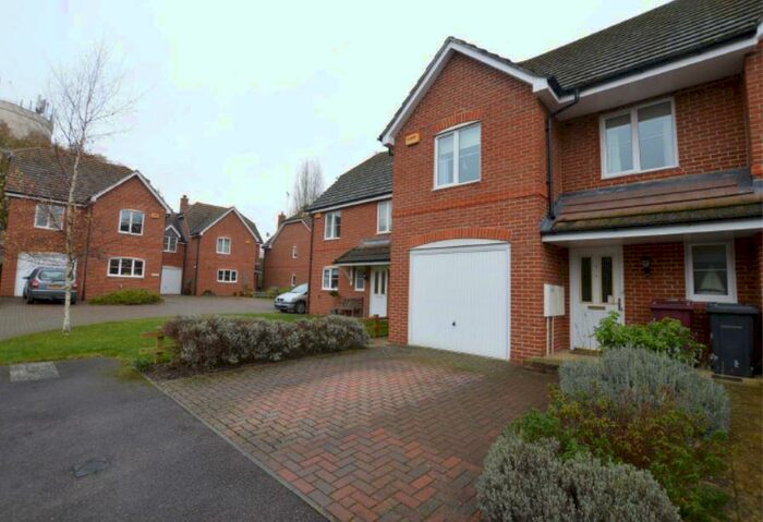 4 Bedroom Semi-Detached House To Rent In Bluebell Gardens, RG4