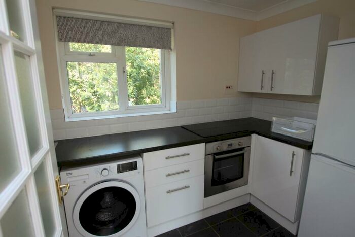 1 Bedroom Flat To Rent In Blackbridge Lane, Horsham, RH12
