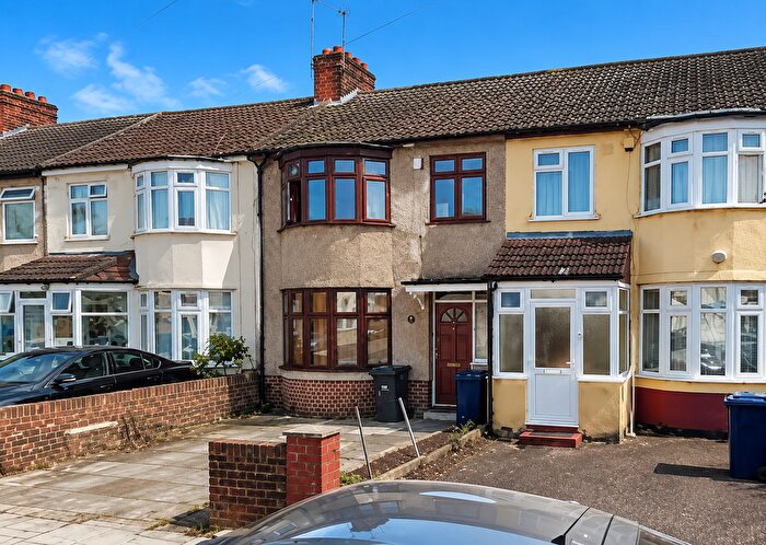 3 Bedroom Terraced House For Sale In Sunnycroft Road, Southall, UB1
