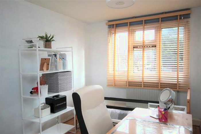 3 Bedroom Flat To Rent In Park Barn Drive, Guildford, Surrey, GU2