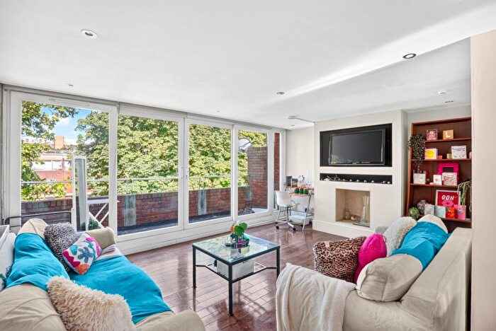 3 Bedroom Flat To Rent In Bartholomew Court, Old Street, EC1V