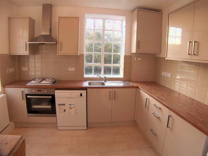 3 Bedroom Flat To Rent In Linden Court, Frithville Gardens, London, W12