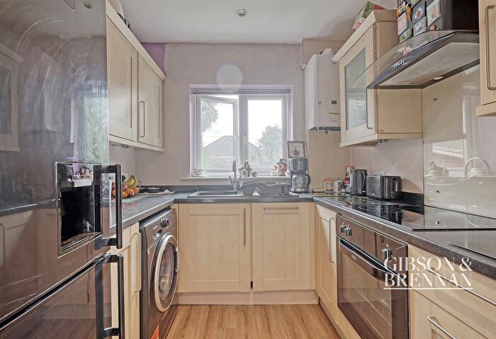 2 Bedroom Bungalow For Sale In Clover Way, Basildon, SS16