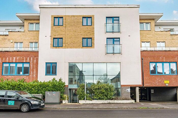 2 Bedroom Flat To Rent In Walnut Tree Close, Guildford, GU1