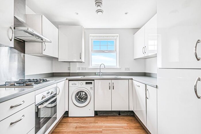 3 Bedroom Flat To Rent In Renwick Drive, Bromley, Kent, BR2