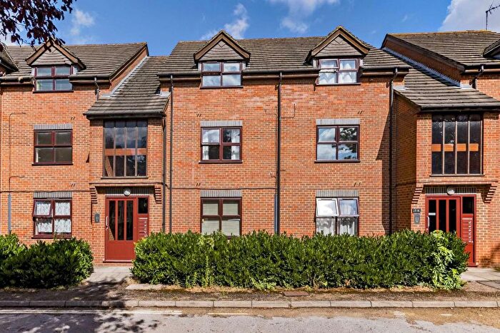 1 Bedroom Flat To Rent In Butterfield Close, Twickenham, TW1