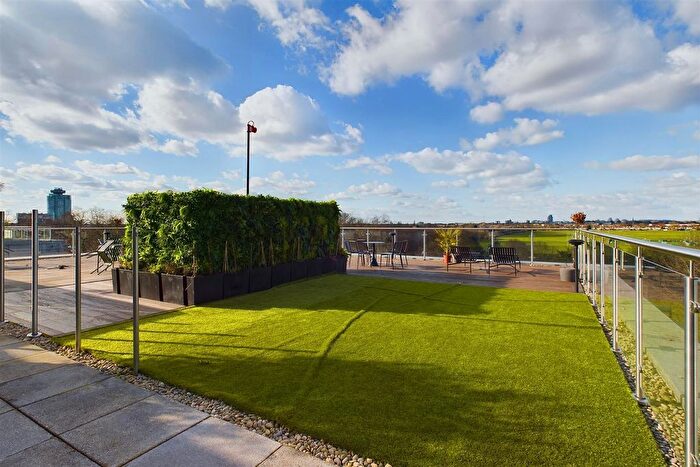 1 Bedroom Flat To Rent In Park View, London, TW8