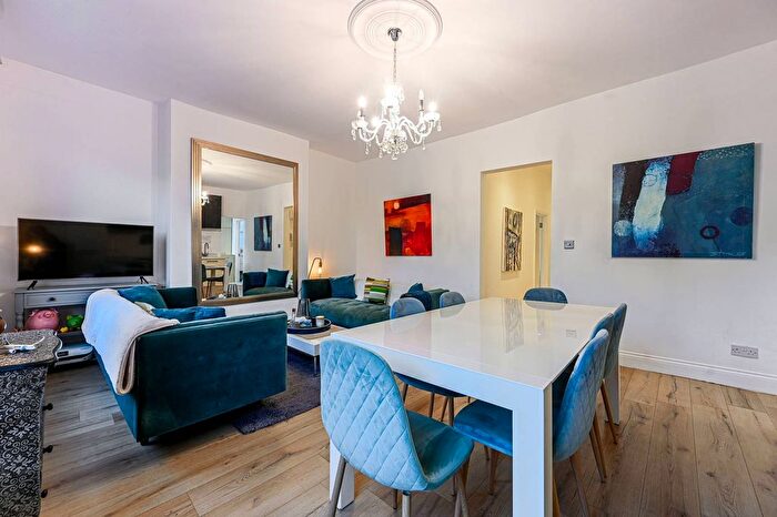 2 Bedroom Flat To Rent In Stanlake Road, Shepherd's Bush, London, W12