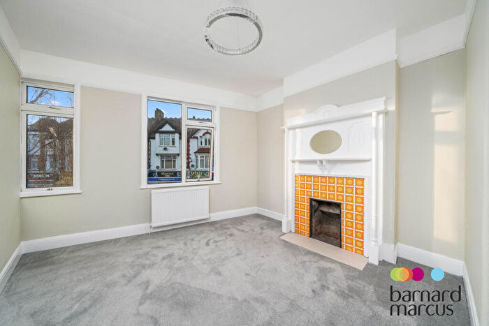 3 Bedroom Apartment To Rent In Ballards Lane, London, N3