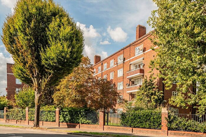 2 Bedroom Flat For Sale In White City Estate, Shepherds Bush, W12