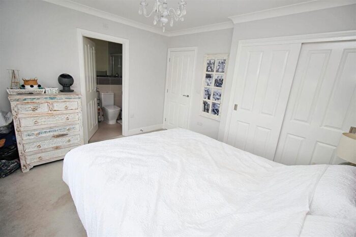 3 Bedroom Semi-Detached House For Sale In Larissa Close, Tilehurst, Reading, RG31