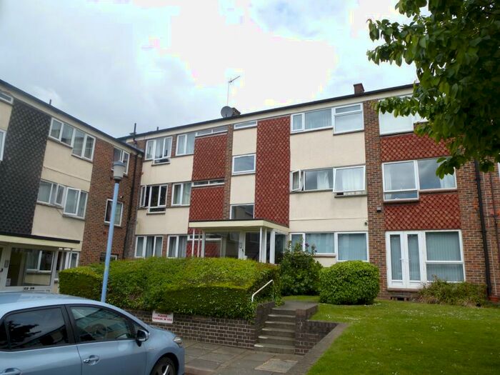 2 Bedroom Flat To Rent In Cliftonville Court, Northampton, NN1
