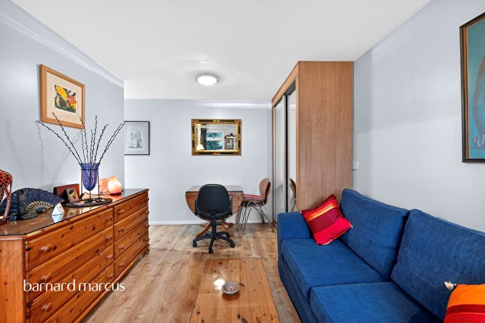 1 Bedroom Studio For Sale In Westcott Road, London, SE17