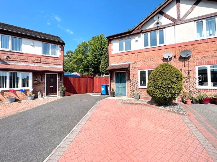 3 Bedroom Semi-Detached House To Rent In Sandywood, Salford, M6