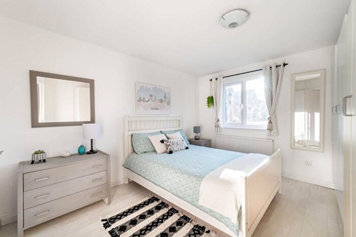 2 Bedroom Flat To Rent In Cornmow Drive, Dollis Hill, London, NW10