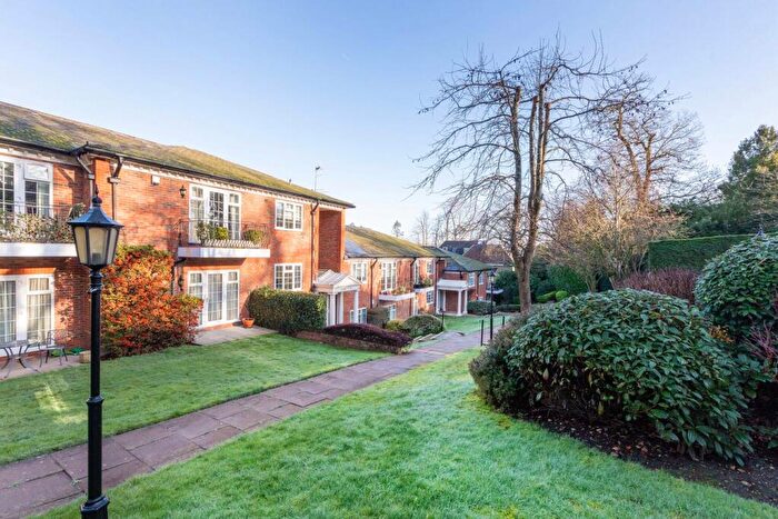 3 Bedroom Flat For Sale In Oak End Way, Gerrards Cross, SL9