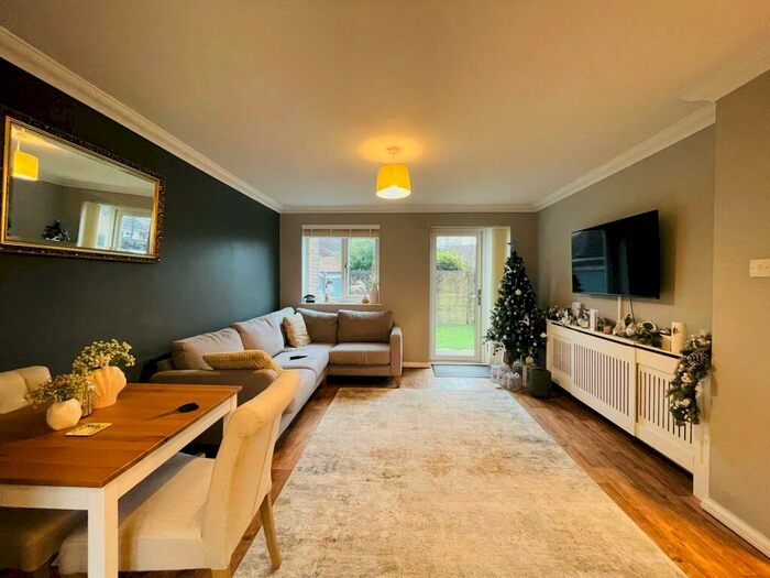 1 Bedroom Flat To Rent In Maidenbower, RH10