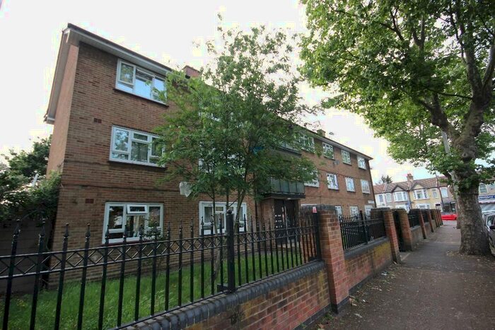 2 Bedroom Ground Flat To Rent In Canberra Road, East Ham, E6