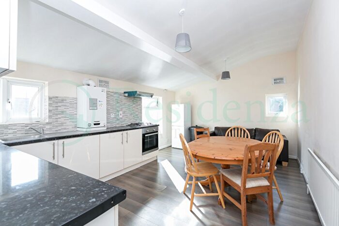 3 Bedroom Flat To Rent In Mitcham Road, London, SW17