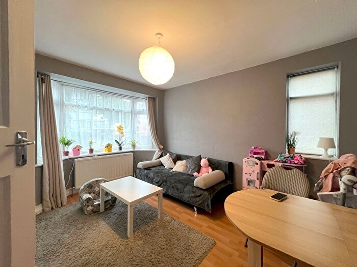 3 Bedroom Semi-Detached House To Rent In Jubilee Road, Perivale, Greenford, UB6